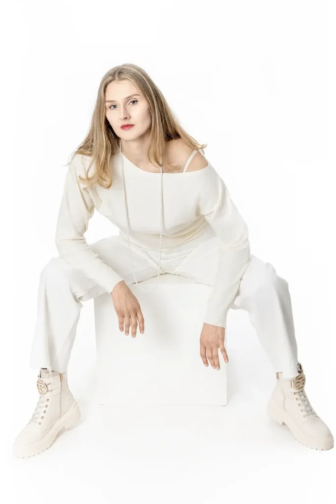 kobieta z perłami w bieli na białym tle, zdjęcie w studio