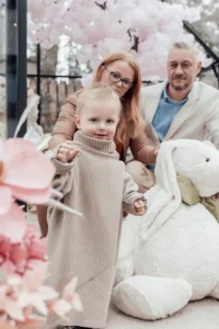 Minisesja boho rodzina w szklarni kolory ziemi wiosna