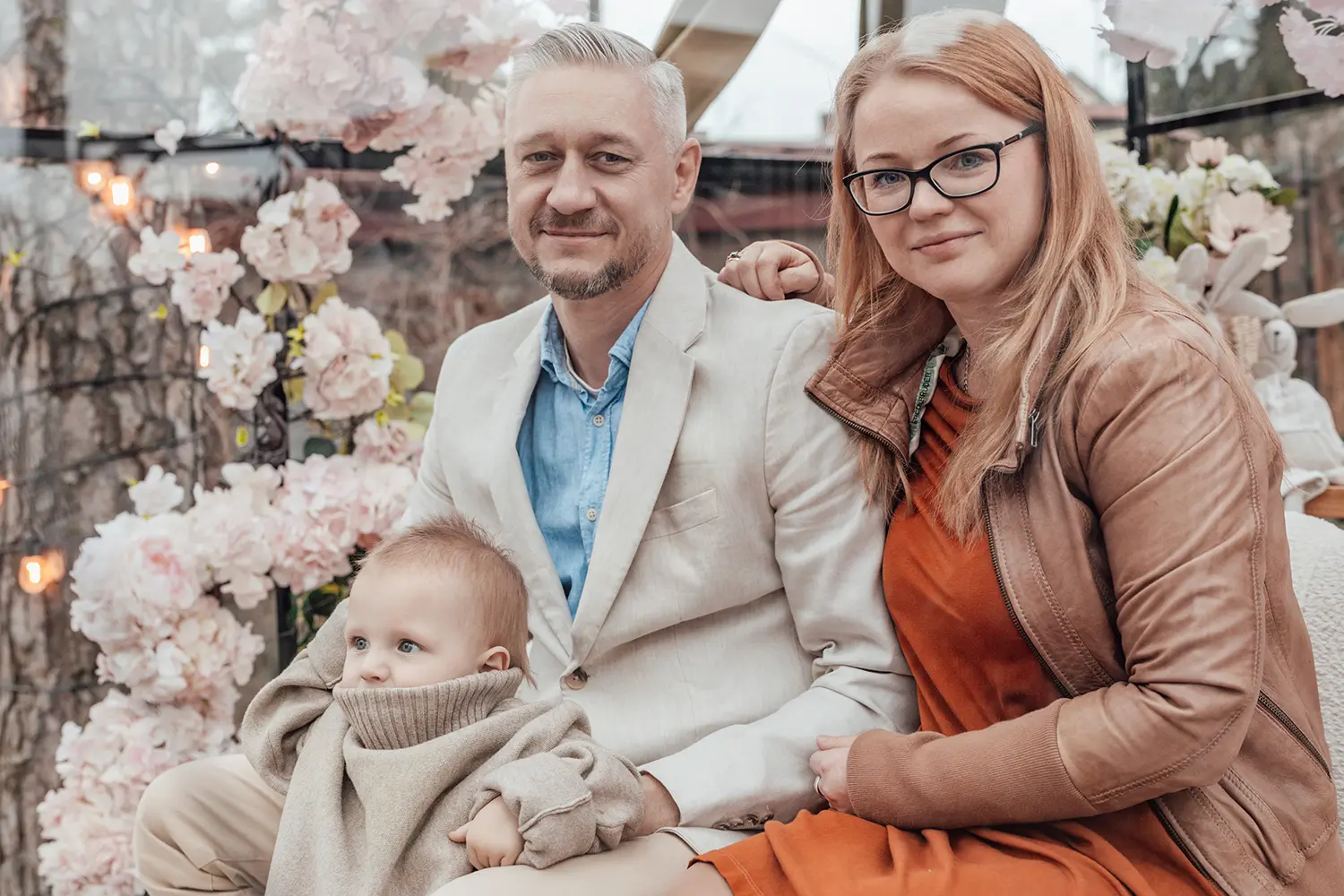 Minisesja boho rodzina w szklarni kolory ziemi ruda kobieta