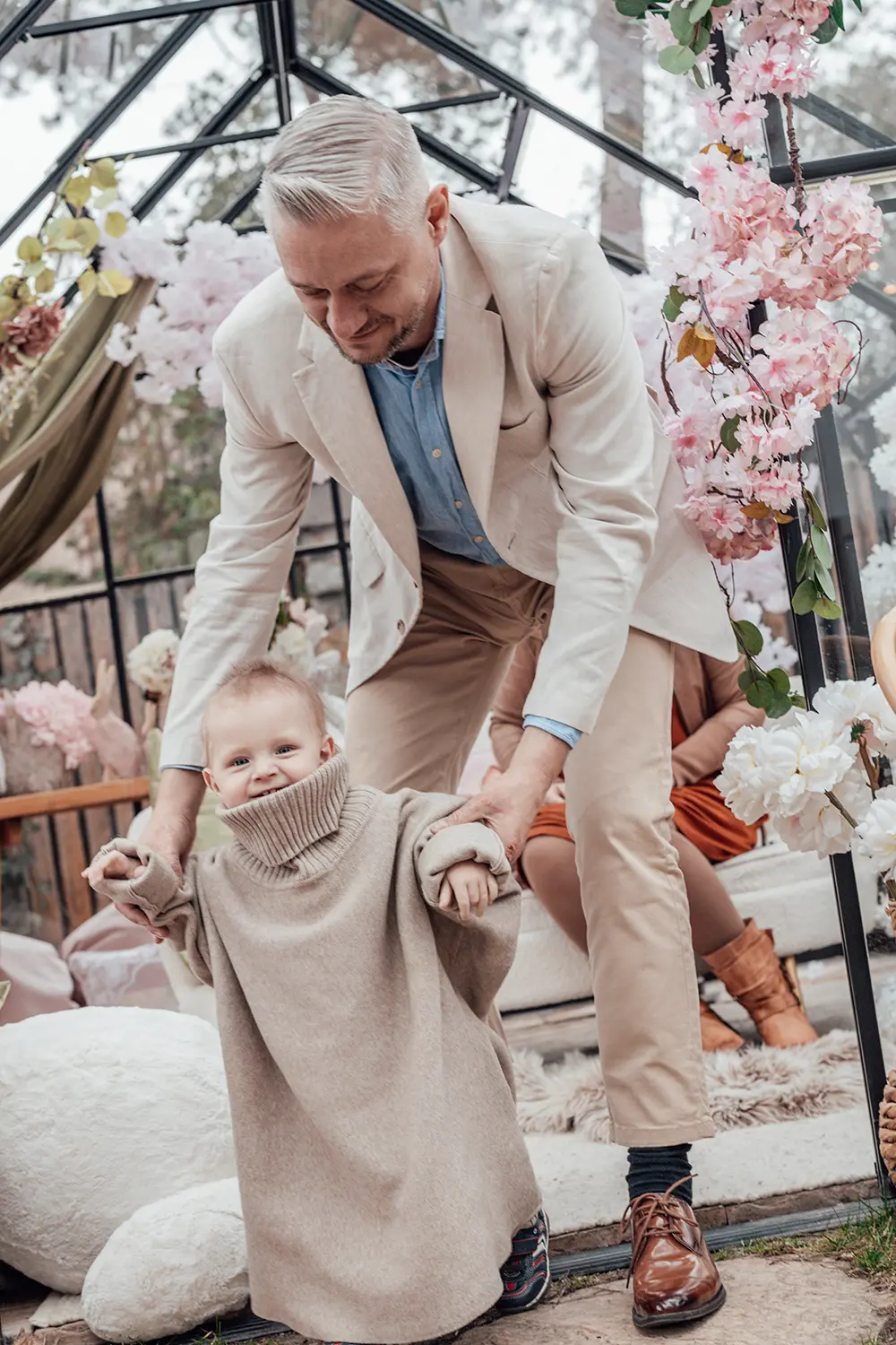 Minisesja boho tata i dwulatek w szklarni kolory ziemi