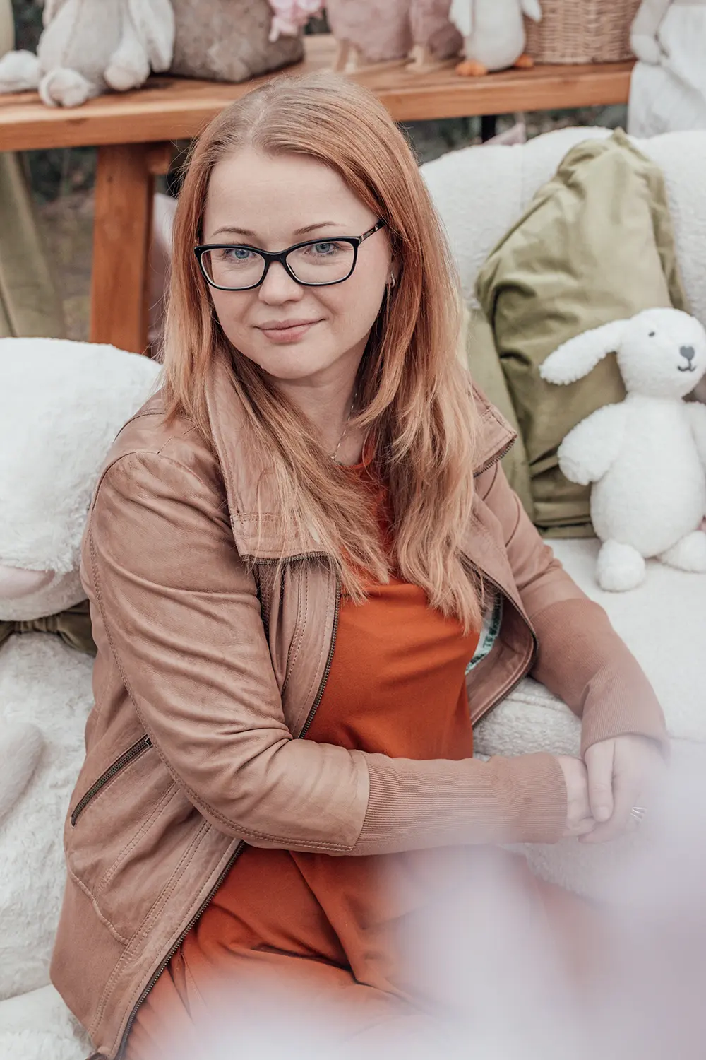 Minisesja boho kobieta z rudymi włosami w szklarni kolory ziemi