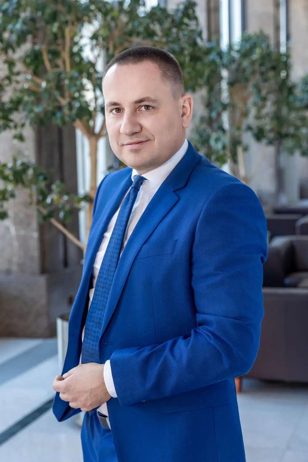 fotografia biznesowa mężczyzna w granatowym garniturze we wnętrzu firmy