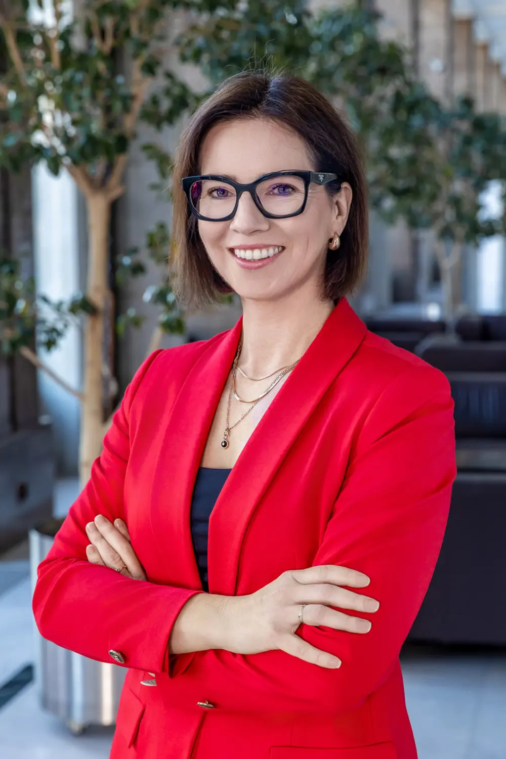 fotografia biznesowa kobieta w czerwonej marynarce we wnętrzu firmy