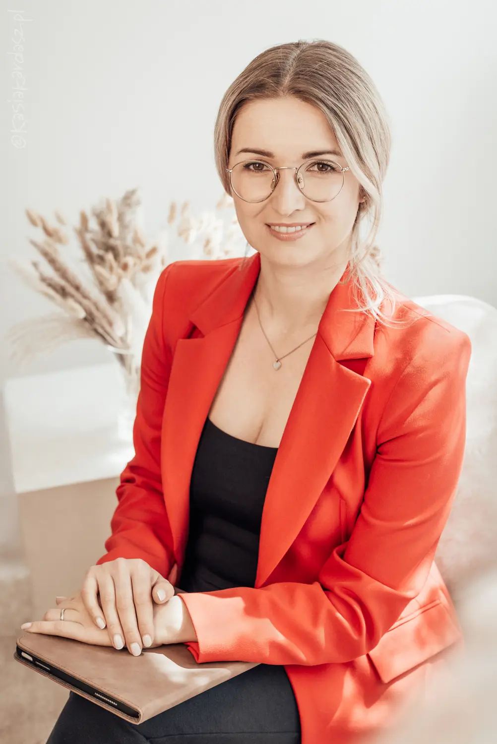 Portret wizerunkowy pani psycholog, kobieta w pomarańczowej marynarce