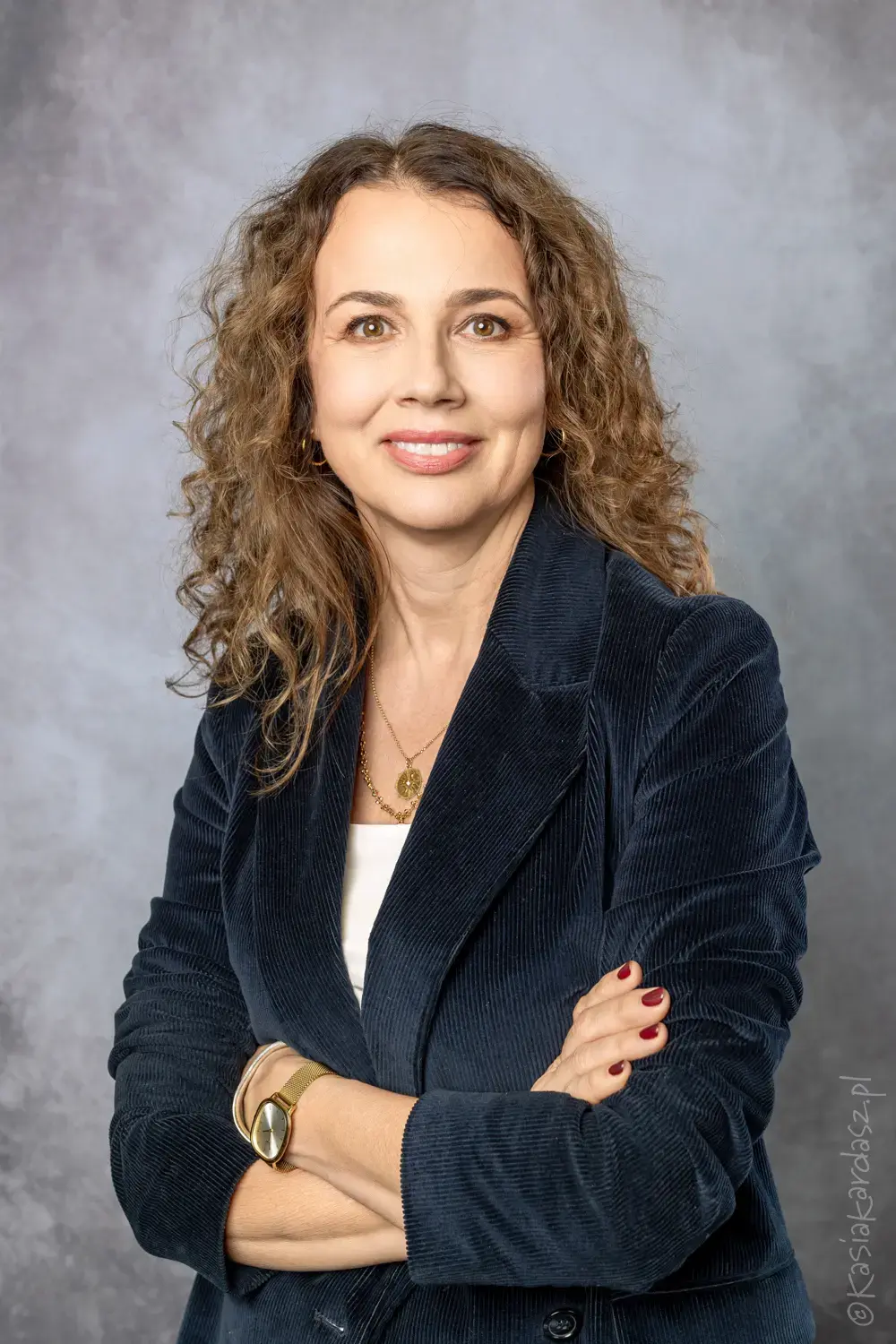 profesjonalny portret biznesowy Warszawa kobieta na szarym tle