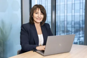 bizneswoman w przestrzeni biurowej portret biznesowy