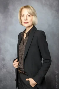 profesjonalny portret biznesowy Warszawa kobieta na szarym tle