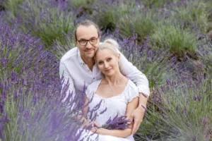 mężczyzna i kobieta ubrani na biało na polu lawendy