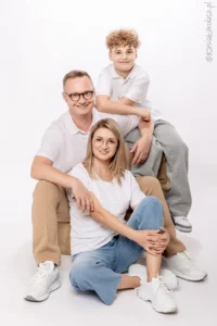 Pamiątkowa fotografia rodzinna. Mama tata i syn w studio na białym tle