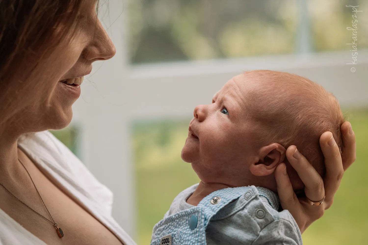 noworodek i mama patrzą na siebie z miłością